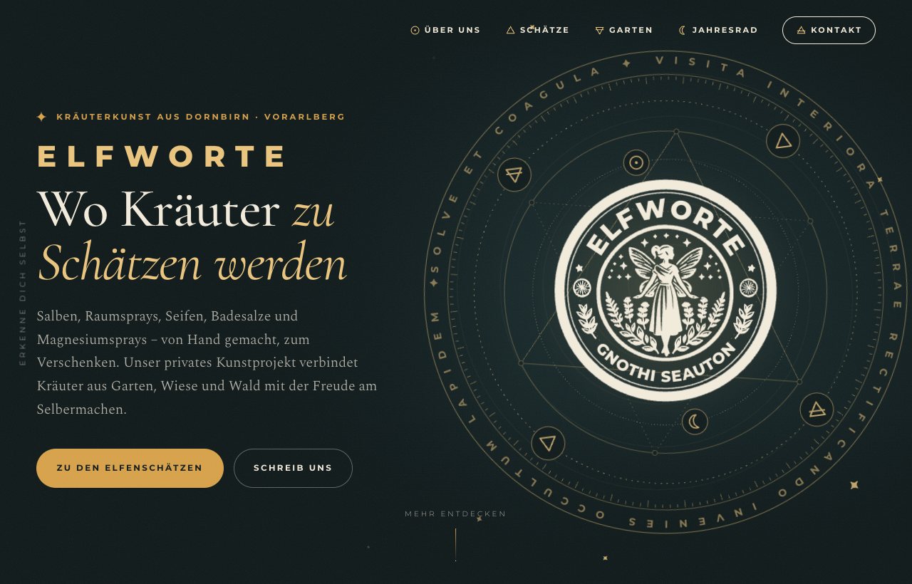 elfworte-Website mit dunklem Grund, goldener Schrift und rundem Siegel mit Elfe und Kräutern, Desktopansicht