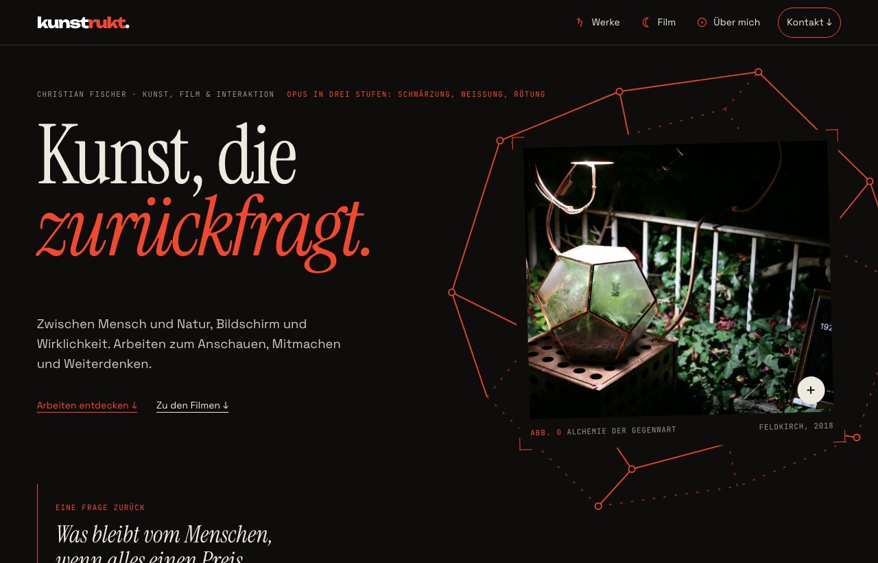 kunstrukt-Website mit großer Serifenschrift und Einstieg ins Kunstportfolio, Desktopansicht