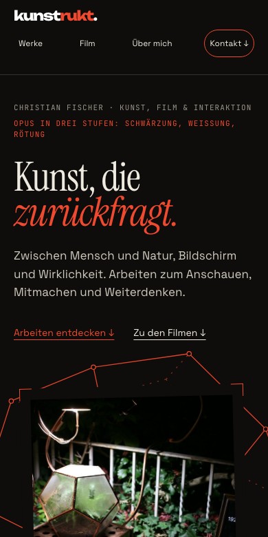 kunstrukt-Website mit Navigation, großer Serifenschrift und Installationsfoto, Handyansicht